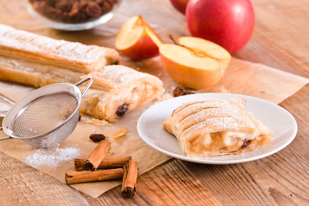 Apfelstrudel aus Blätterteig mit Rosinen und Mandeln