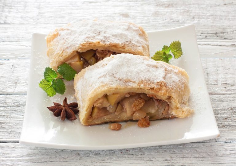 Apfelstrudel aus Blätterteig mit Walnüssen und Zimt