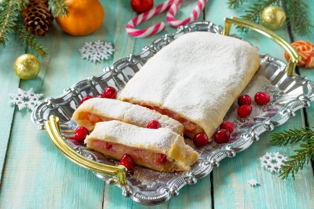 Aromatischer Blätterteig Apfelstrudel mit Zimt und Rosinen