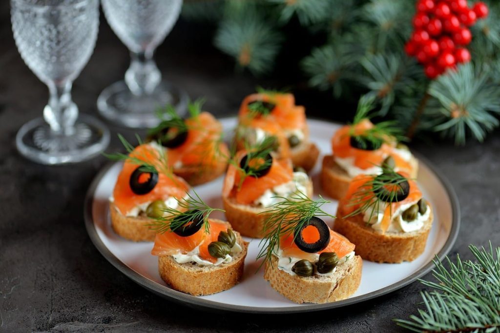 Appetitliche Silvester Häppchen mit Räucherlachs, Kapern und Oliven