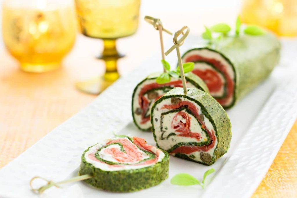 Appetitliche Spinat Lachs Rolle für Silvesterparty