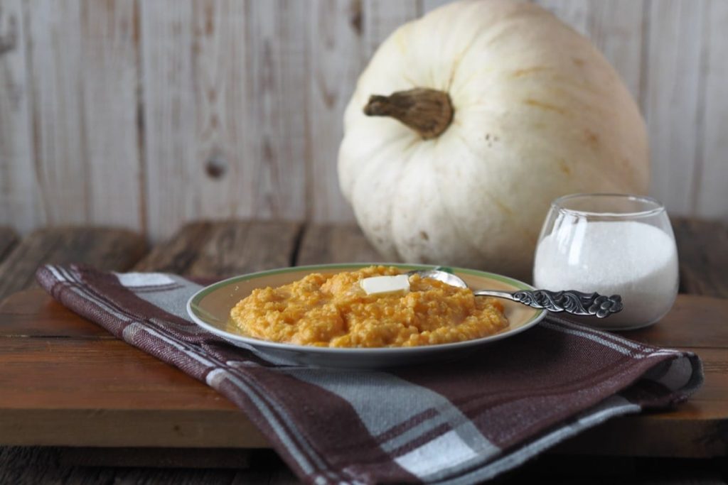 Appetitlicher Hirsebrei mit Milch und Kürbis im Herbst