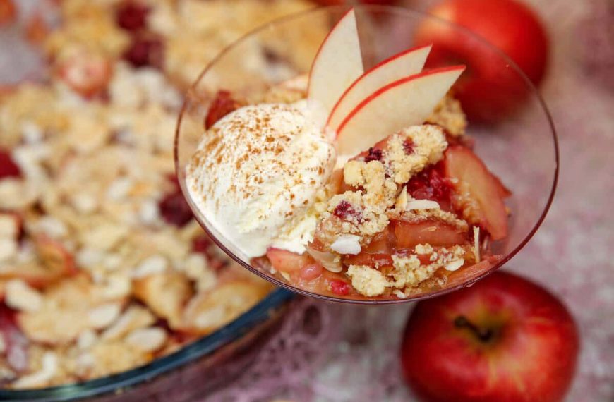 Apple Crumble Nachtisch mit Himbeeren und Streuseln