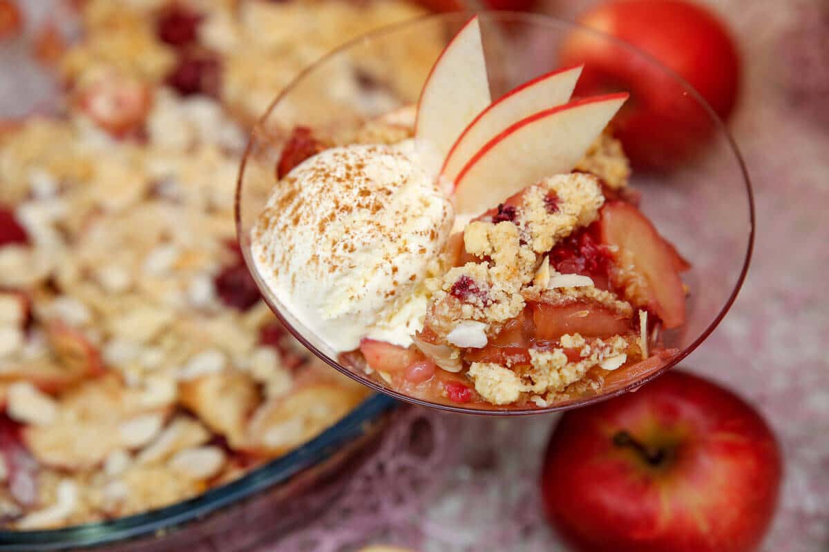 Apple Crumble Nachtisch mit Himbeeren und Streuseln