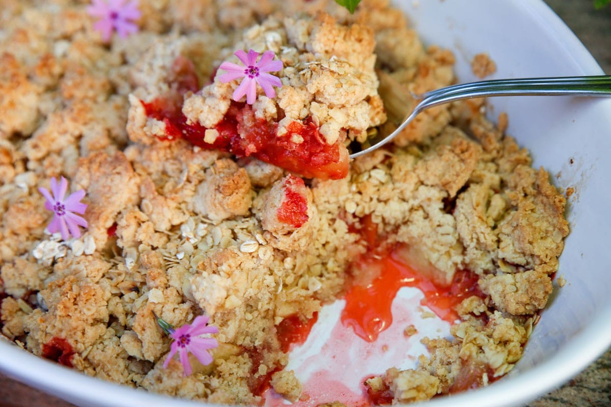 Apple Crumble mit Erdbeeren – Dessert mit Streuseln