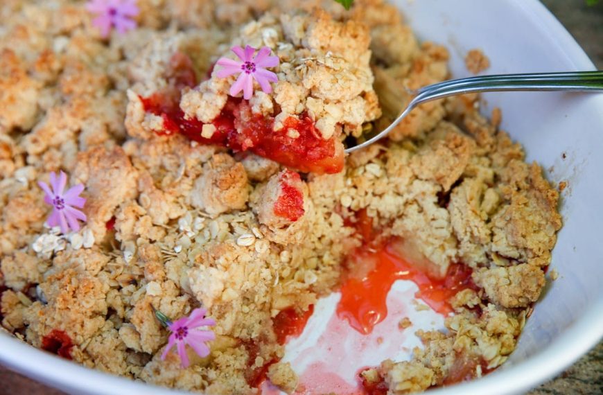 Apple Crumble mit Erdbeeren – Dessert mit Streuseln