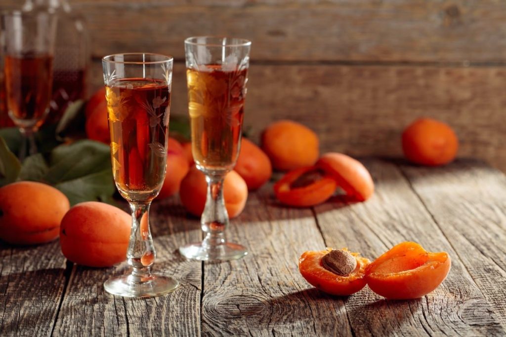 Aprikosenlikör mit Zimt und Weißwein