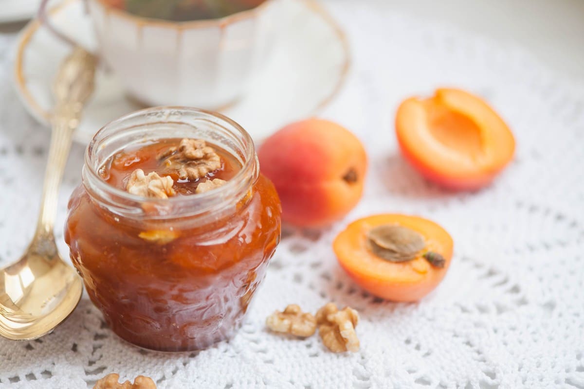 Aromatische Aprikosen Marmelade mit Walnüssen