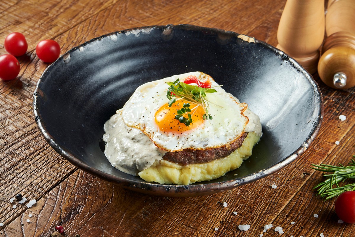 Aromatische Buletten aus Rindfleisch mit Spiegelei