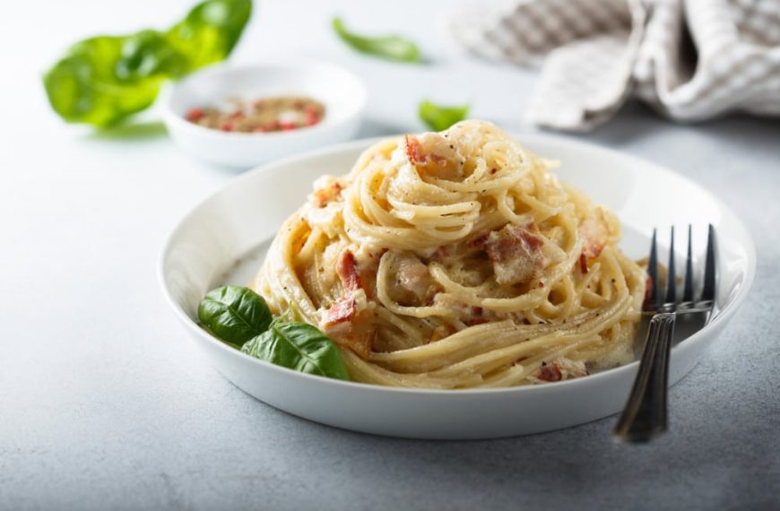 Aromatische Carbonara Pasta mit Sahne und Speck