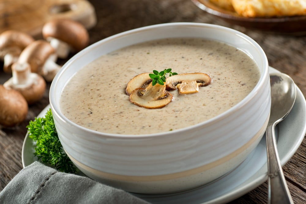Leckere Champignoncremesuppe mit Zwiebeln und Sahne