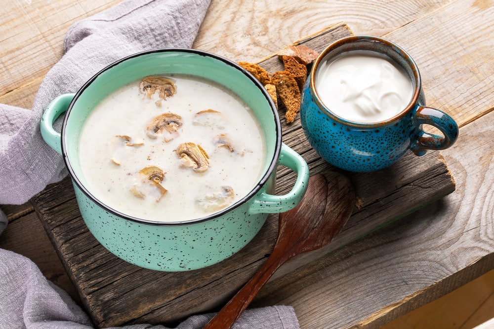 Aromatische Champignonssuppe mit Zwiebeln