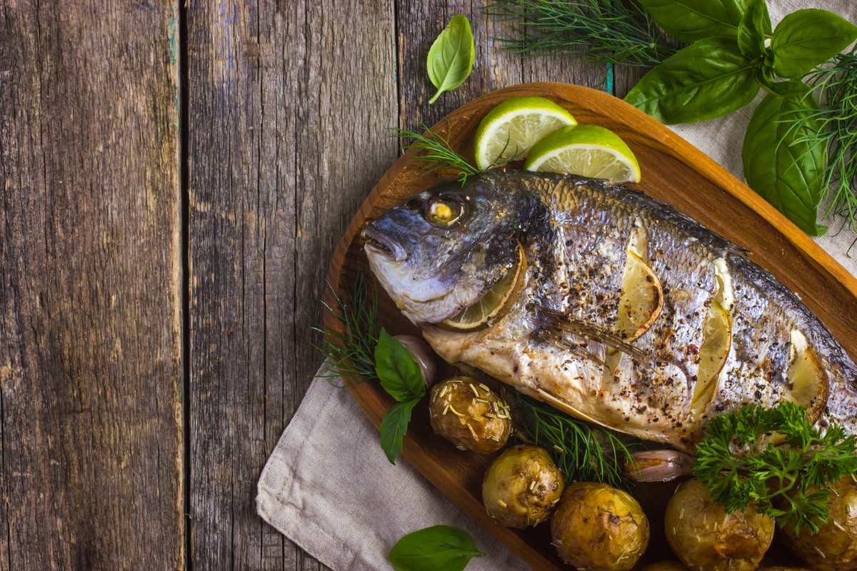 Aromatische Dorade aus dem Backofen auf mediterraner Art