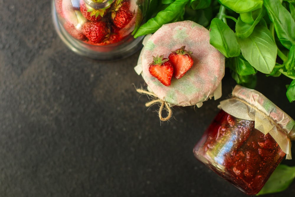 Aromatische Erdbeer Marmelade mit Basilikum und Likör