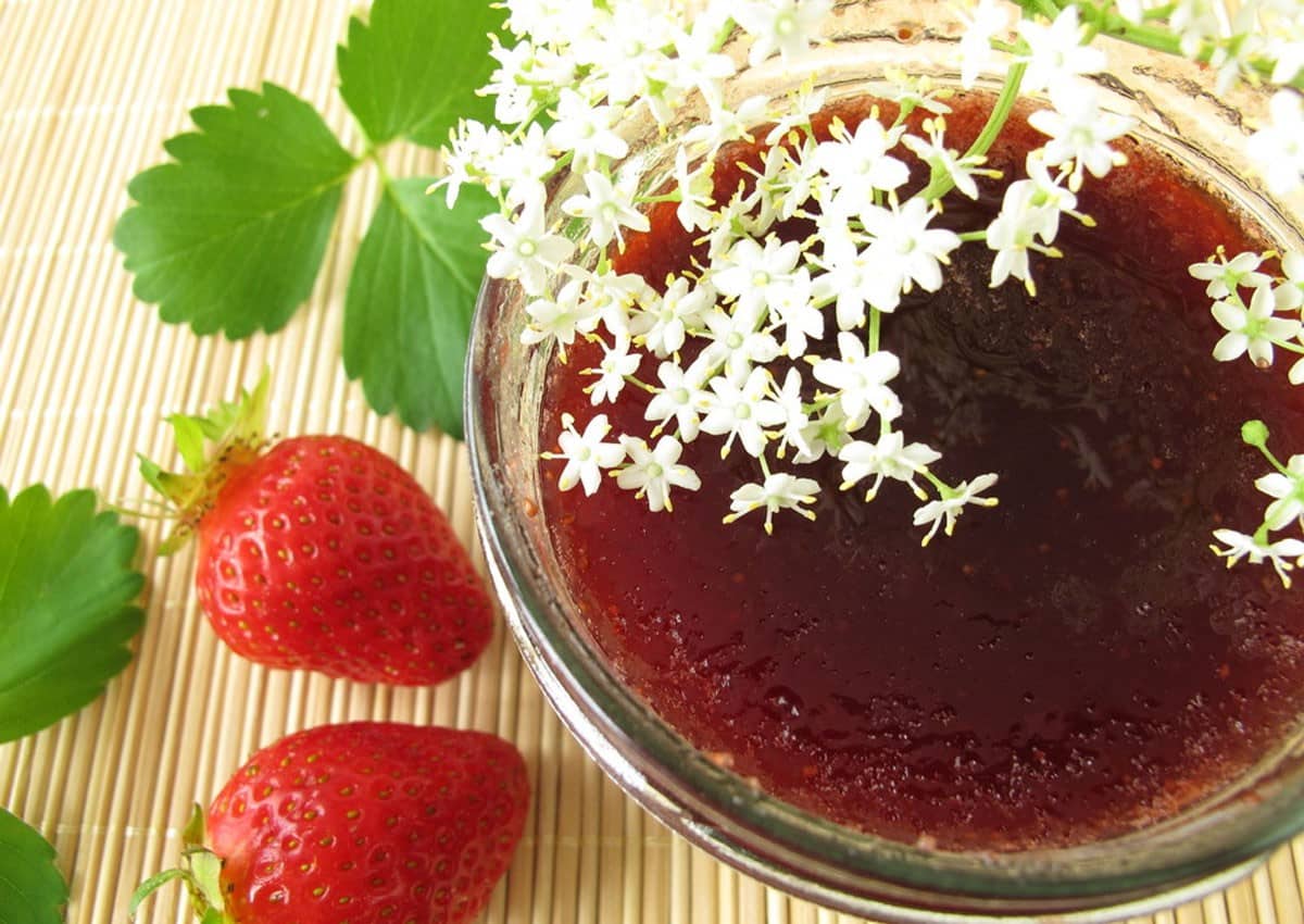 Aromatische Erdbeermarmelade mit Holunderblüten