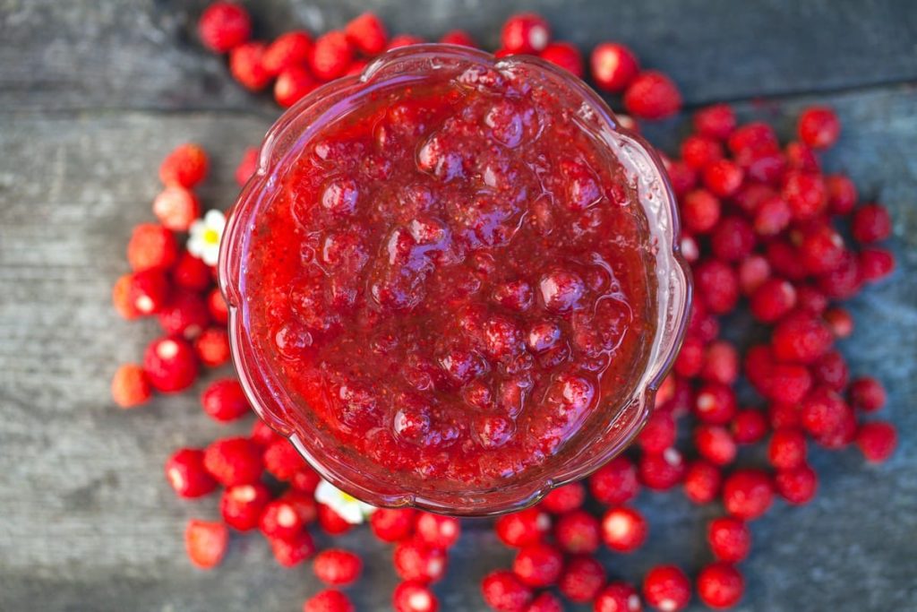Aromatische Erdbeermarmelade mit Limette zum Frühstück