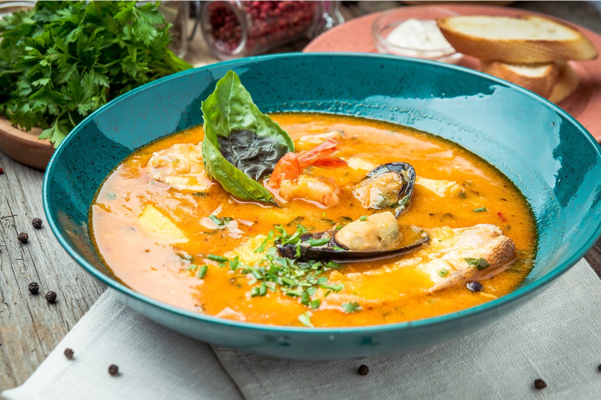 Aromatische Fischsuppe Bouillabaisse mit Muscheln und Chili