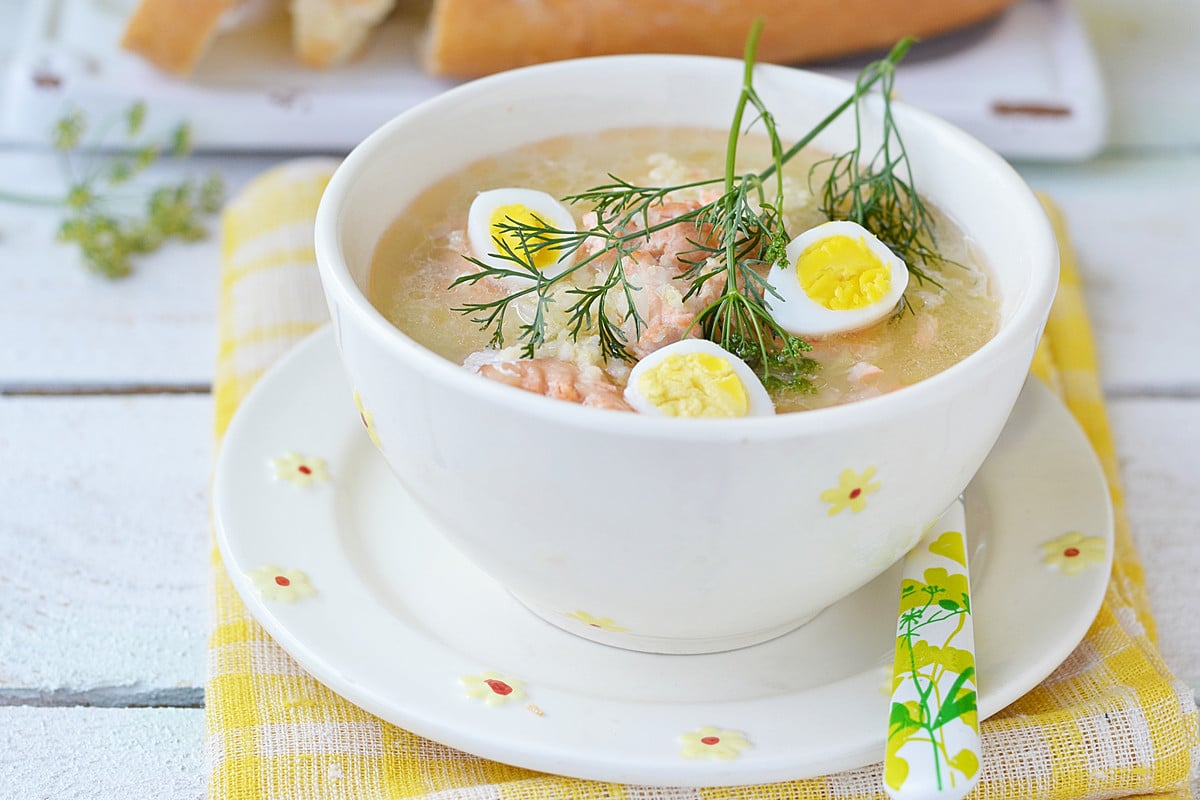 Aromatische Fischsuppe mit Eiern