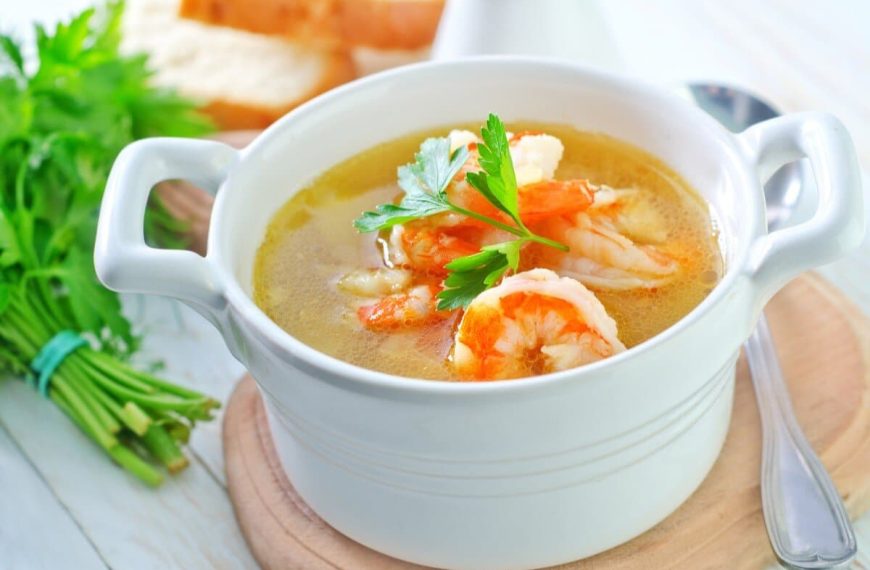 Aromatische Fischsuppe mit Tilapia, Garnelen und Gemüse