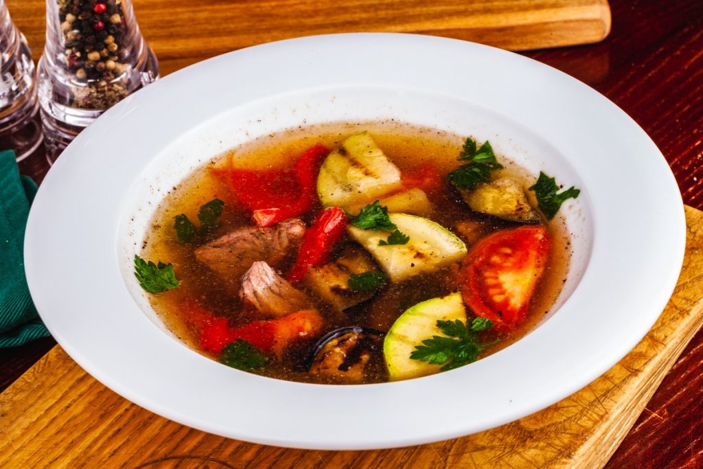 Einfache Hühnersuppe mit gebratenem Hähnchen und Gemüse