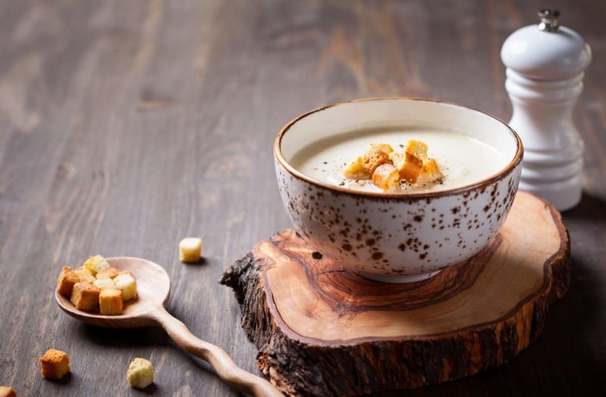 Aromatische Gemüsecremesuppe mit gebackenem Knoblauch