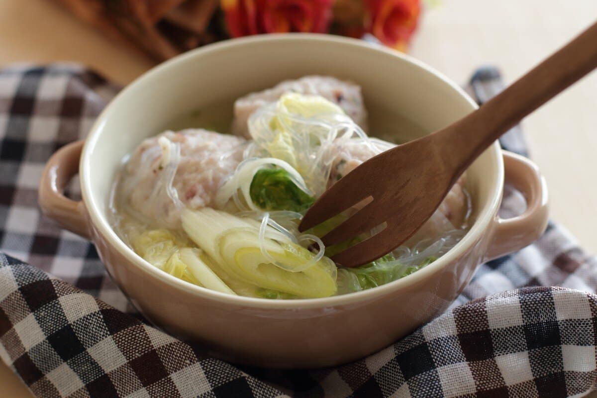 Aromatische Glasnudelsuppe mit Fleischbällchen und Sojasauce