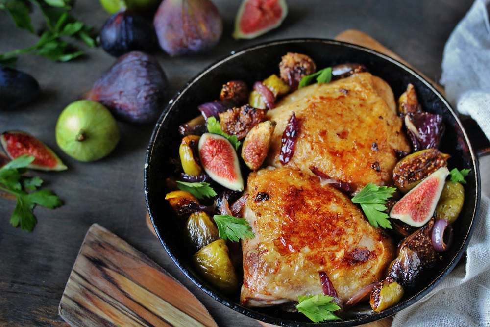 Aromatische Hähnchenschenkel im Backofen mit Feigen und Zwiebeln