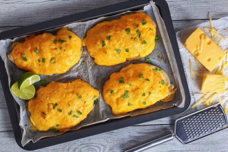 Gebratene Hähnchenschnitzel im Teigmantel mit Sojasauce