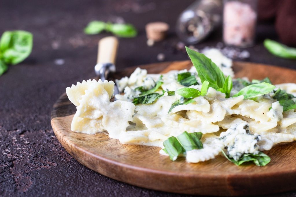 Aromatische Käse Sahne Soße mit Gorgonzola und Parmesan