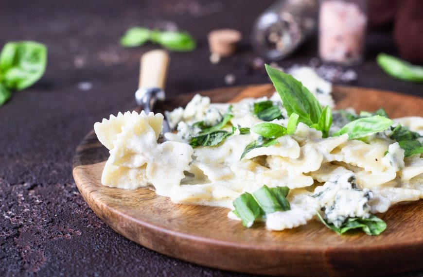 Aromatische Käse Sahne Soße mit Gorgonzola und Parmesan