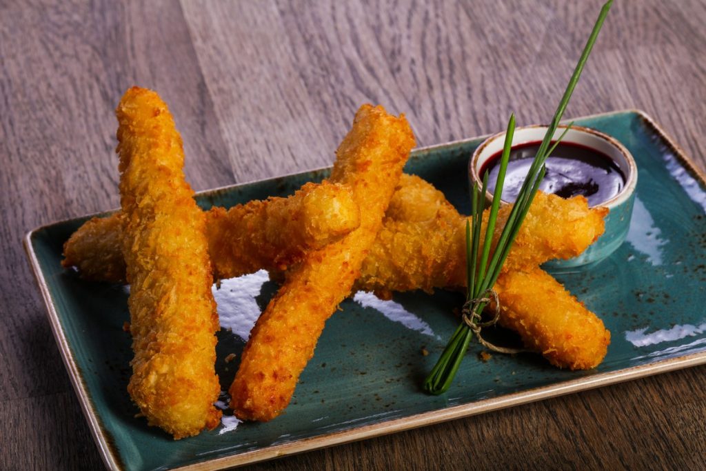 Aromatische Käsesticks in Chipspanade