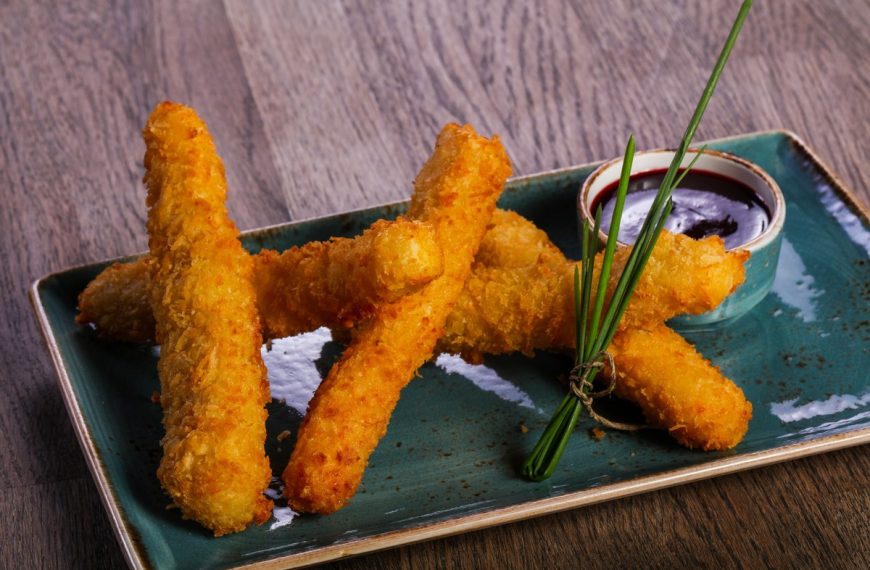 Aromatische Käsesticks in Chipspanade
