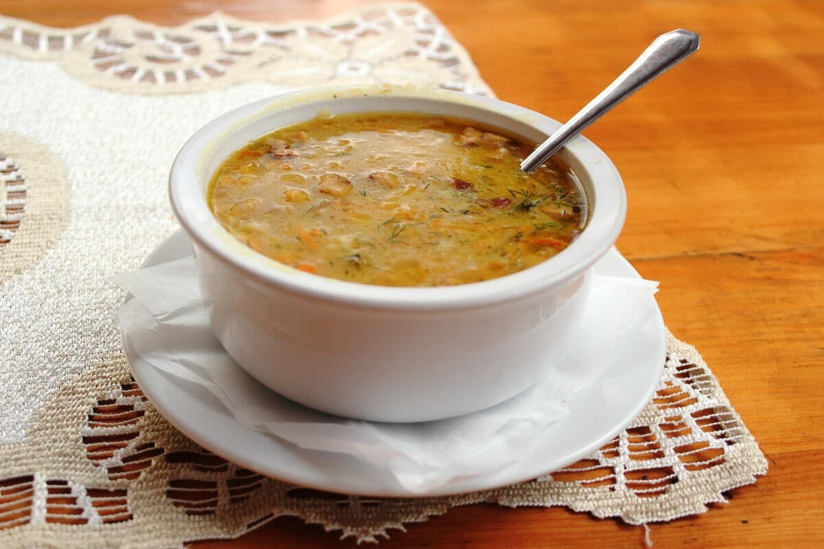 Aromatische Kohlsuppe mit Pilzen