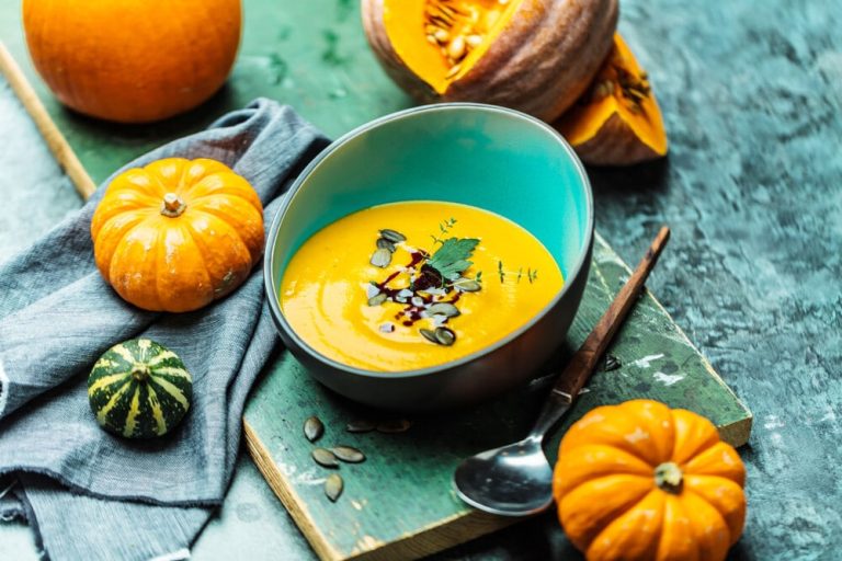 Feine Kürbiscremesuppe mit Speck, Möhren und Sahne