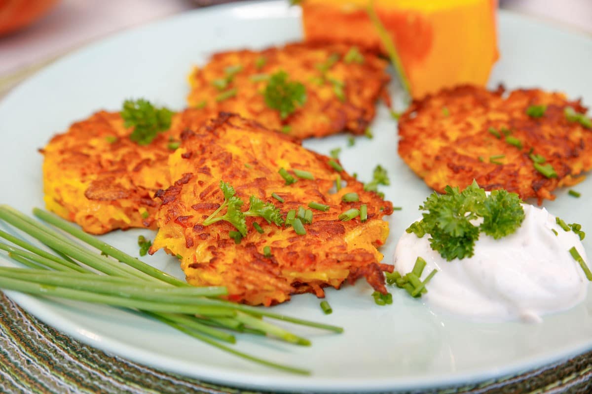 Aromatische Kürbispuffer mit Kartoffeln und Zwiebeln