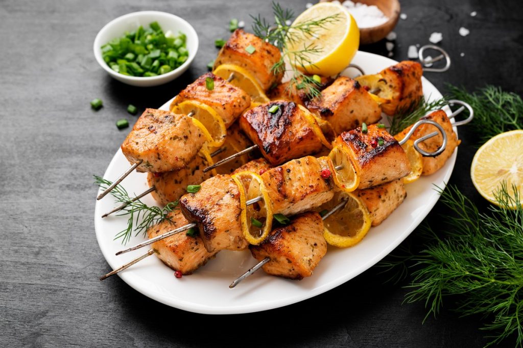 Aromatische Lachsspieße mit Zitrone vom Grill