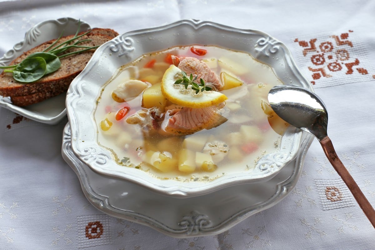 Aromatische Lachssuppe mit Kartoffeln, Karotten, Paprika und Zitrone