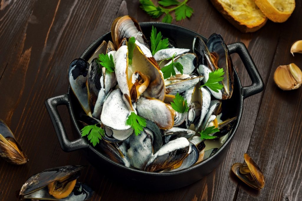 Aromatische Muscheln mit Knoblauch, Weißwein und Sahnesauce