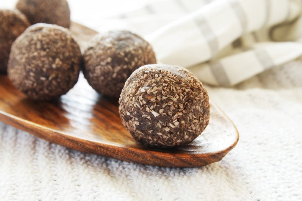 Aromatische Nusskugeln mit Datteln und getrockneten Äpfeln