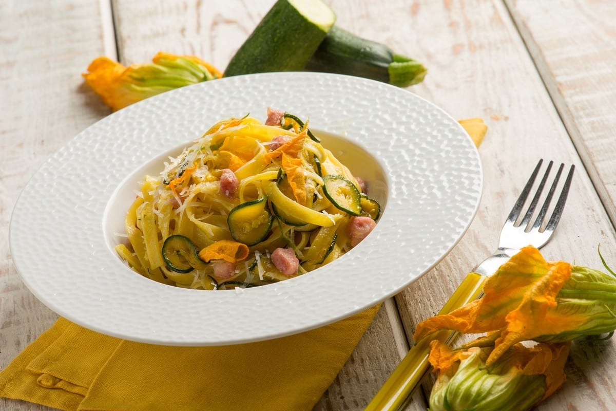 Aromatische Pasta Carbonara mit Zucchini und Bauchspeck
