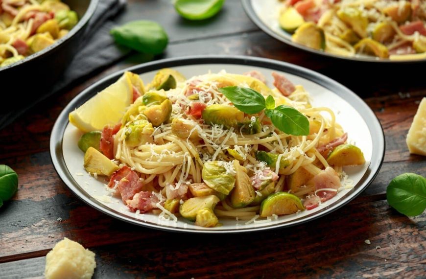 Aromatische Pasta mit Rosenkohl, Weißwein und Bacon