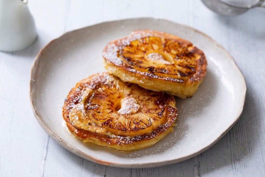 Aromatische Pfannkuchen mit süßen Ananasringen zum Frühstück
