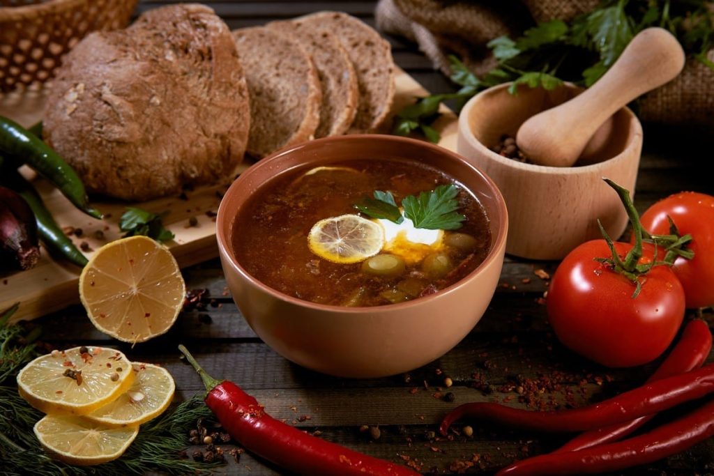 Aromatische Salzgurkensuppe mit Bohnen