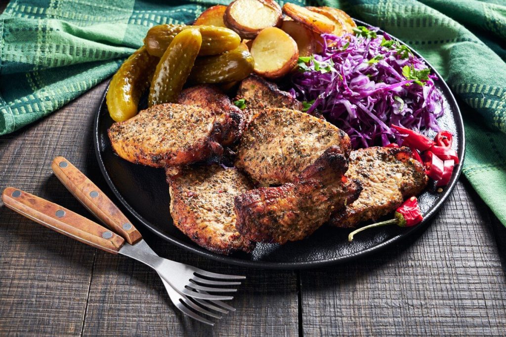 Aromatische Schweinesteaks mit Gewürzen aus dem Backofen