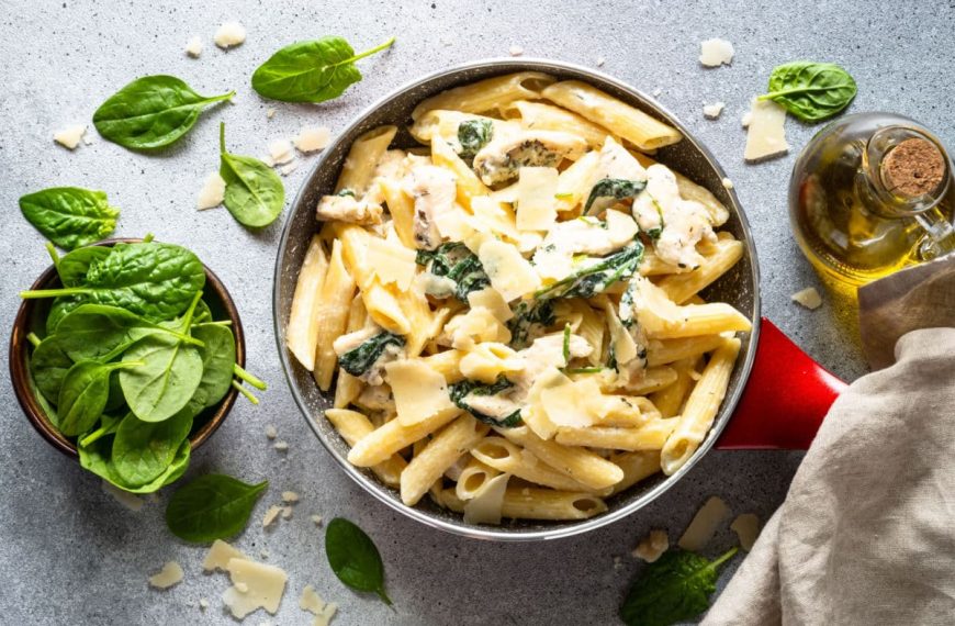 Aromatische Spinat Pasta mit Hähnchen und Soße