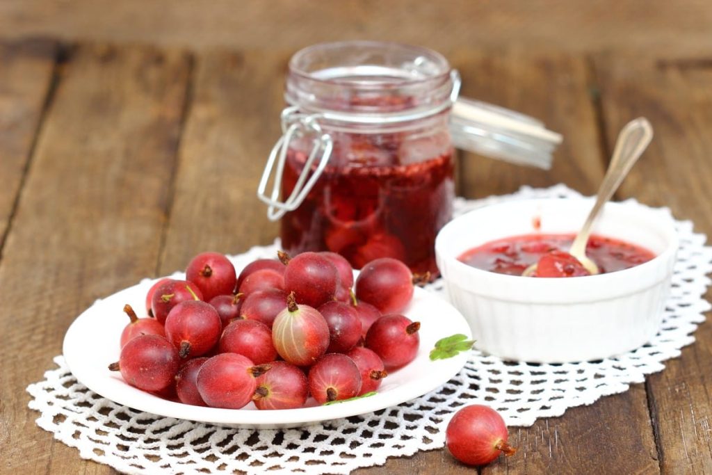 Aromatische Stachelbeermarmelade mit Erdbeeren und Zitrone
