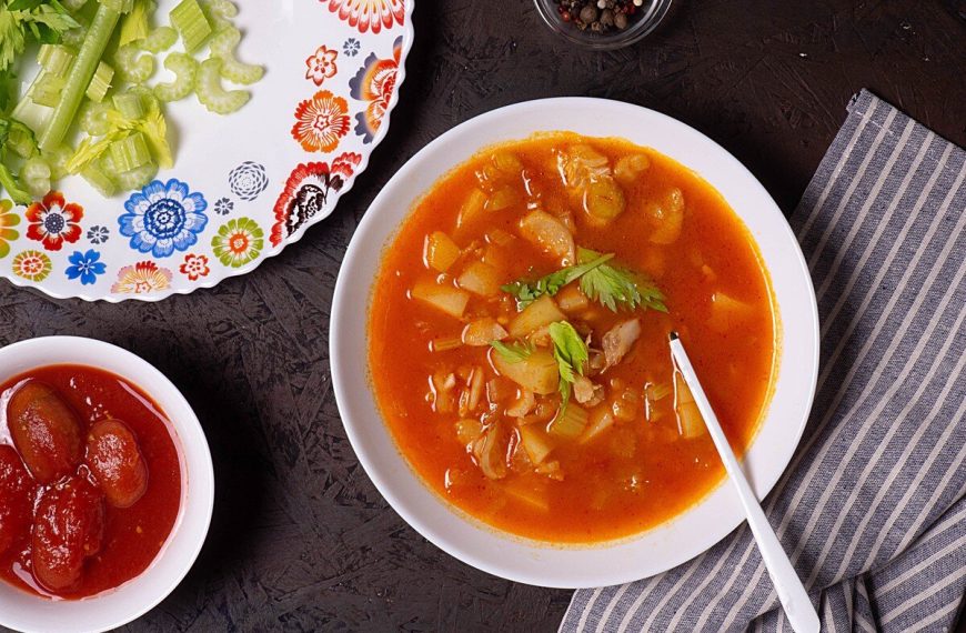 Aromatische Tomatensuppe mit Fisch und Kartoffeln