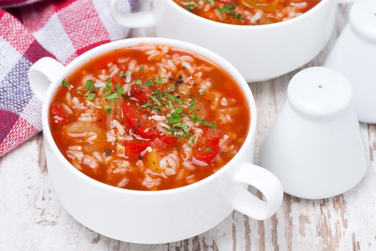 Aromatische Tomatensuppe mit Hackfleisch