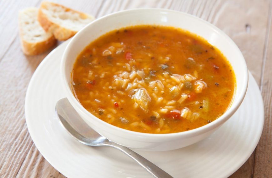 Aromatische Tomatensuppe mit Reis und Gemüse