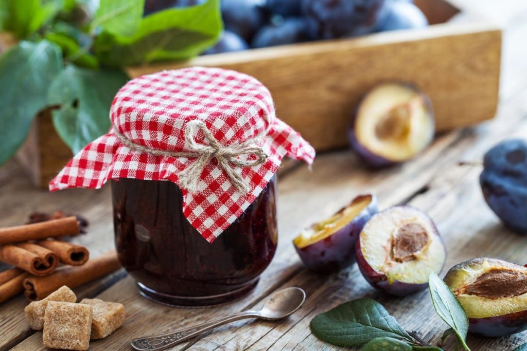 Aromatische Zwetschgenmarmelade mit Zimt, Rum und Thymian